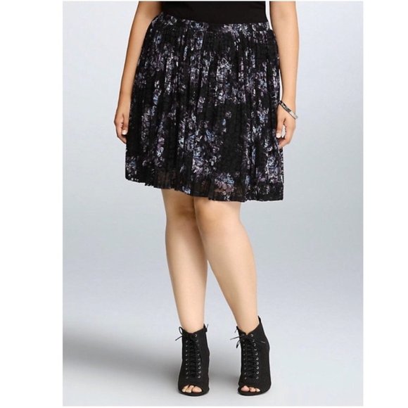 Torrid NEW Flirty Lace Floral Skater Skirt 3X - Picture 1 of 8